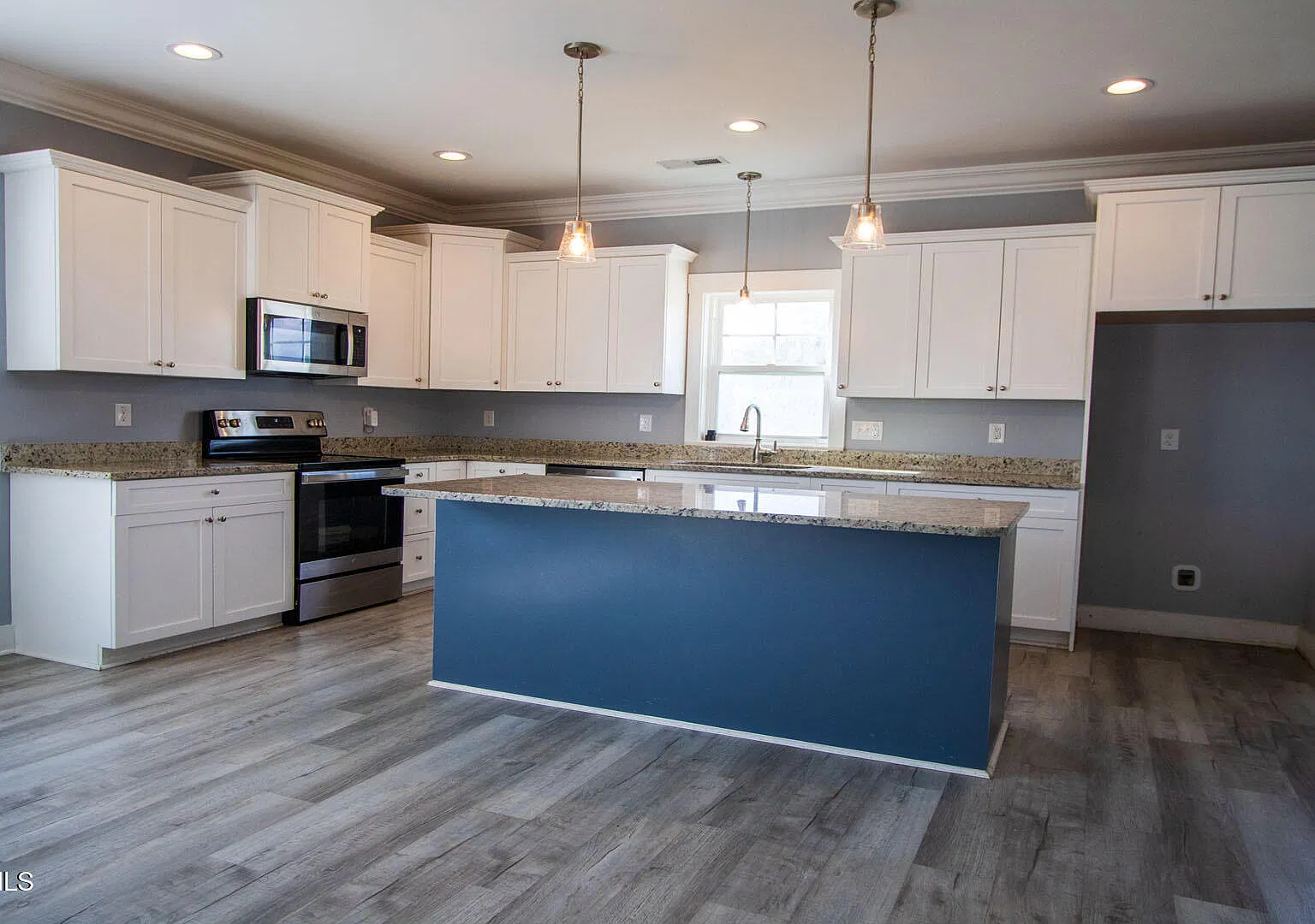 4 bed, 2.5 bath, 2830 sqft, $3,200 — Photo 3