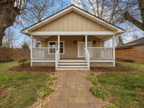 325 1st St, Franklin, NC 28734