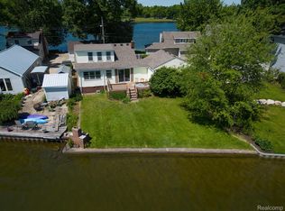 1120 Lakeside Dr, Howell, MI 48843
