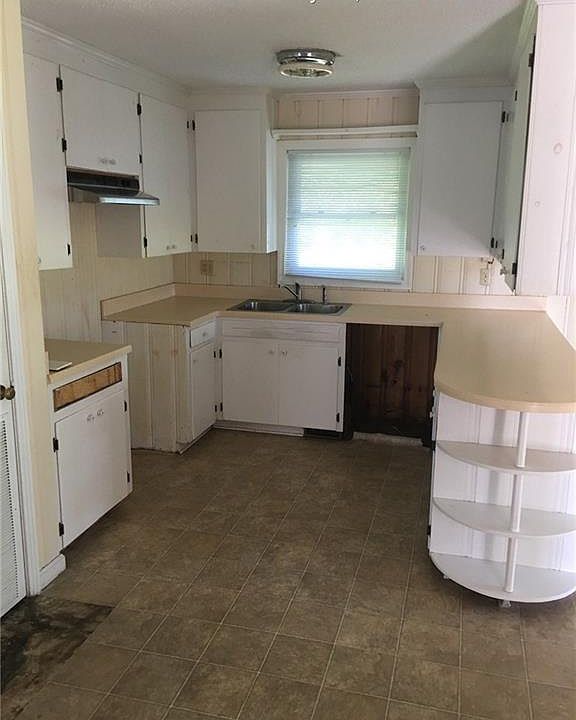 2nd image of 1204 S Cedar Ave