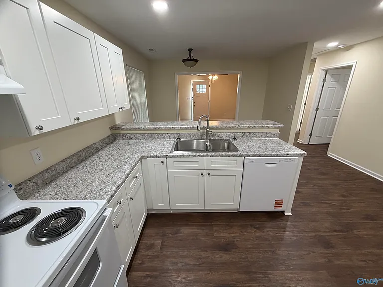 821 Moulton St E — Photo 8