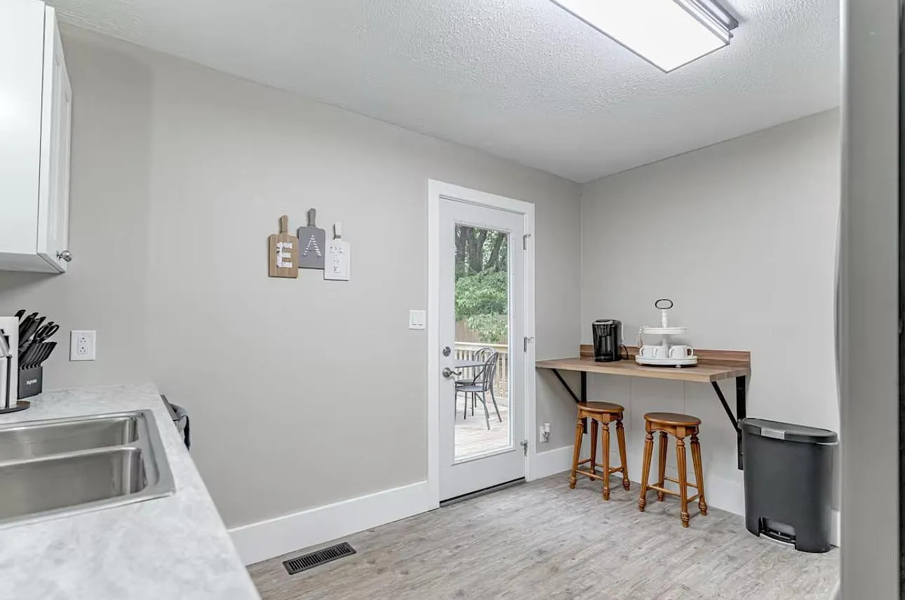 906 N Main St — Photo 3