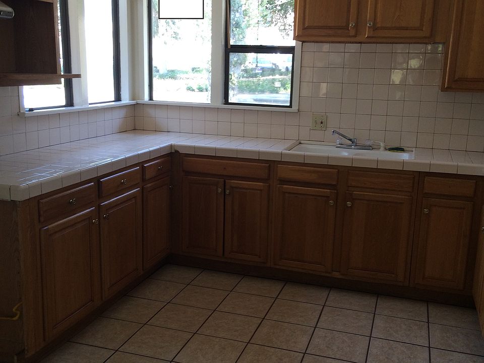2nd image of 916 E San Bernardino Rd
