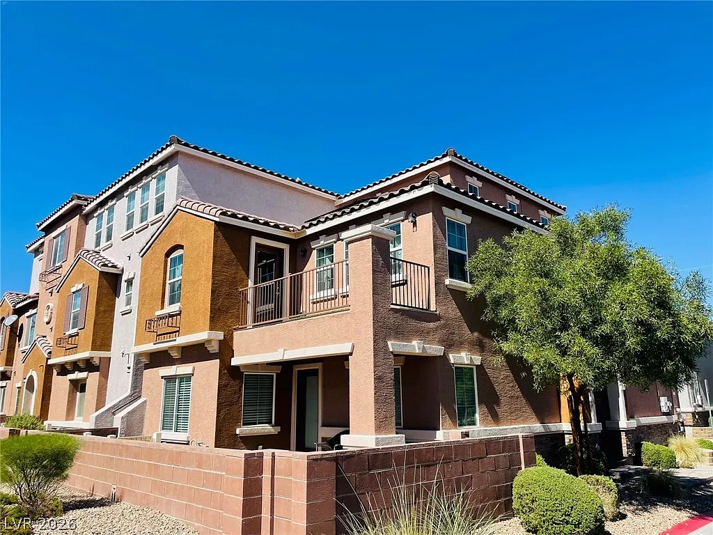 3 bed, 2.5 bath, 2063 sqft, $2,100 — Photo 2