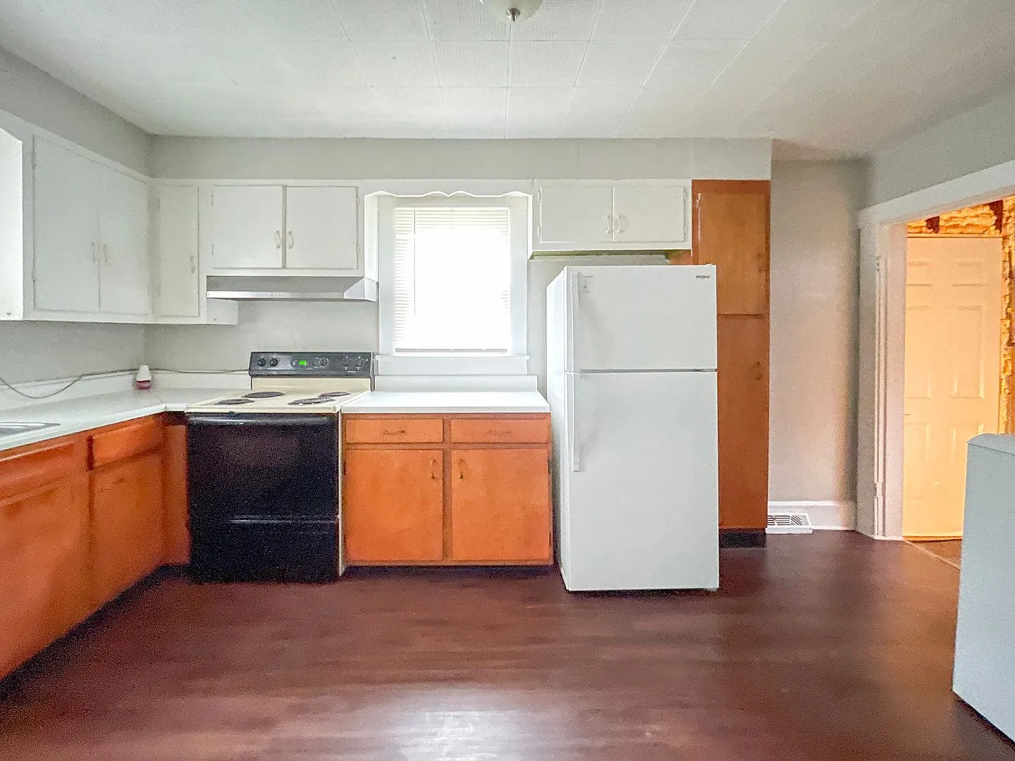 Preleasing For August! Close To Campus: Dishwasher And Washer/Dryer Included — Photo 2