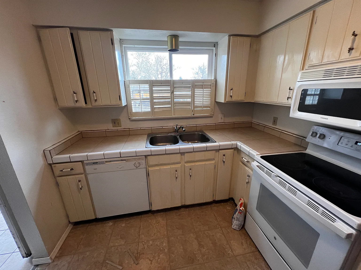 2 bed, 1.5 bath, 1800 sqft, $2,400 — Photo 3