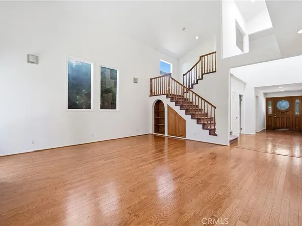 19251 Oxnard St, Tarzana, CA 91356