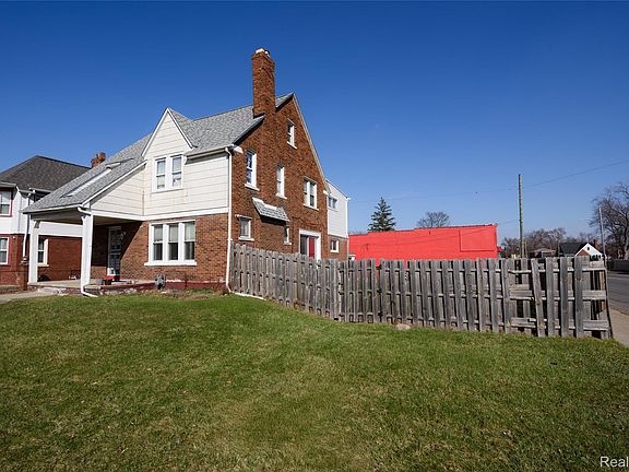 4th image of 15304 Rutherford St