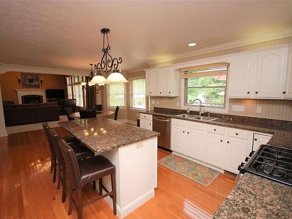 4th image of 422 Meadowwood Dr