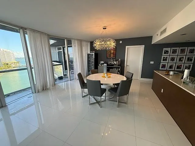 3 bed, 2.5 bath, 1977 sqft, $7,900 — Photo 3