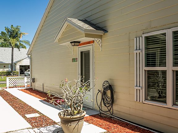 4th image of 2522 SE Tropical East Circle E