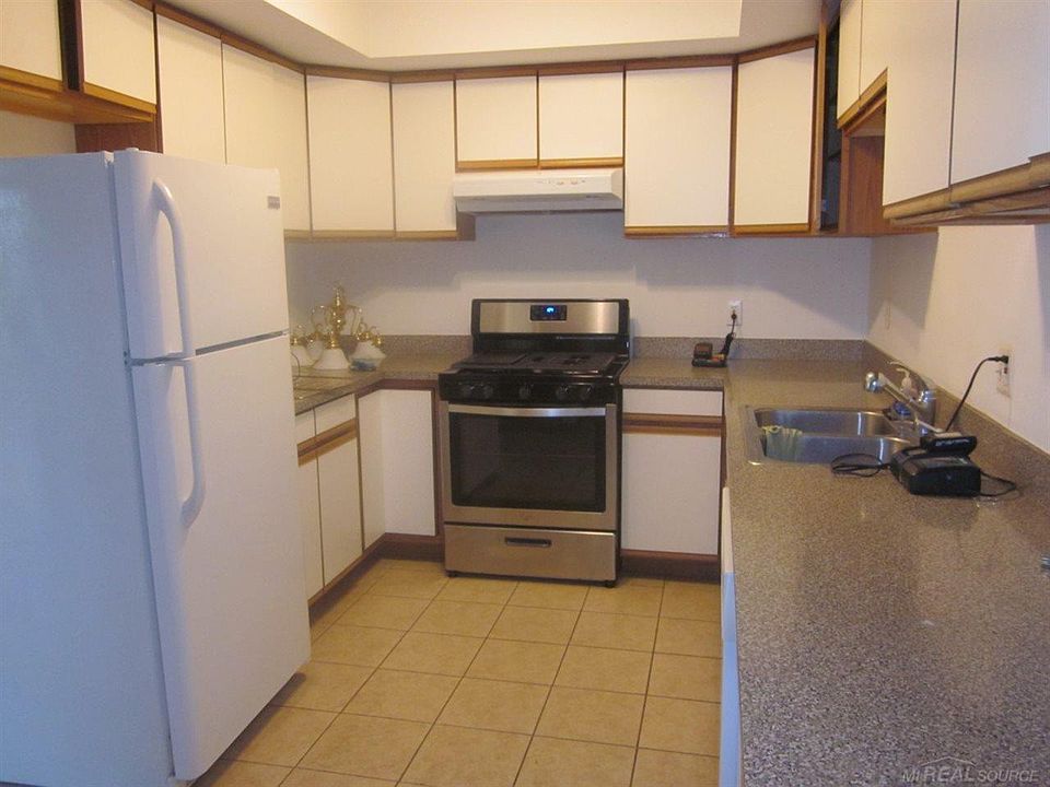 2nd image of 1041 Wayburn St