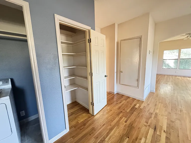709 E Elmira St — Photo 16