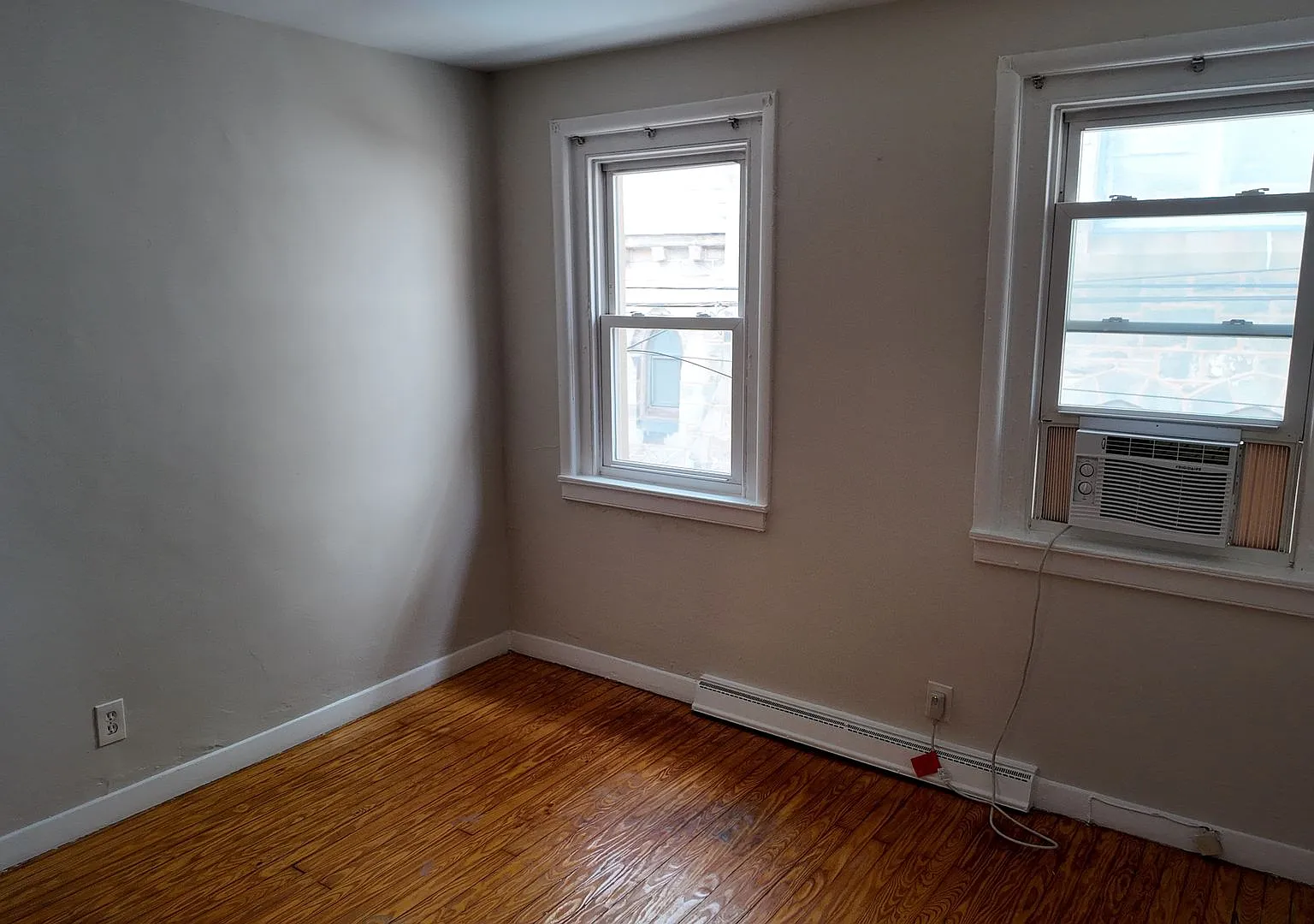 Charming 2-Bedroom Rowhome Pennsport — Photo 4