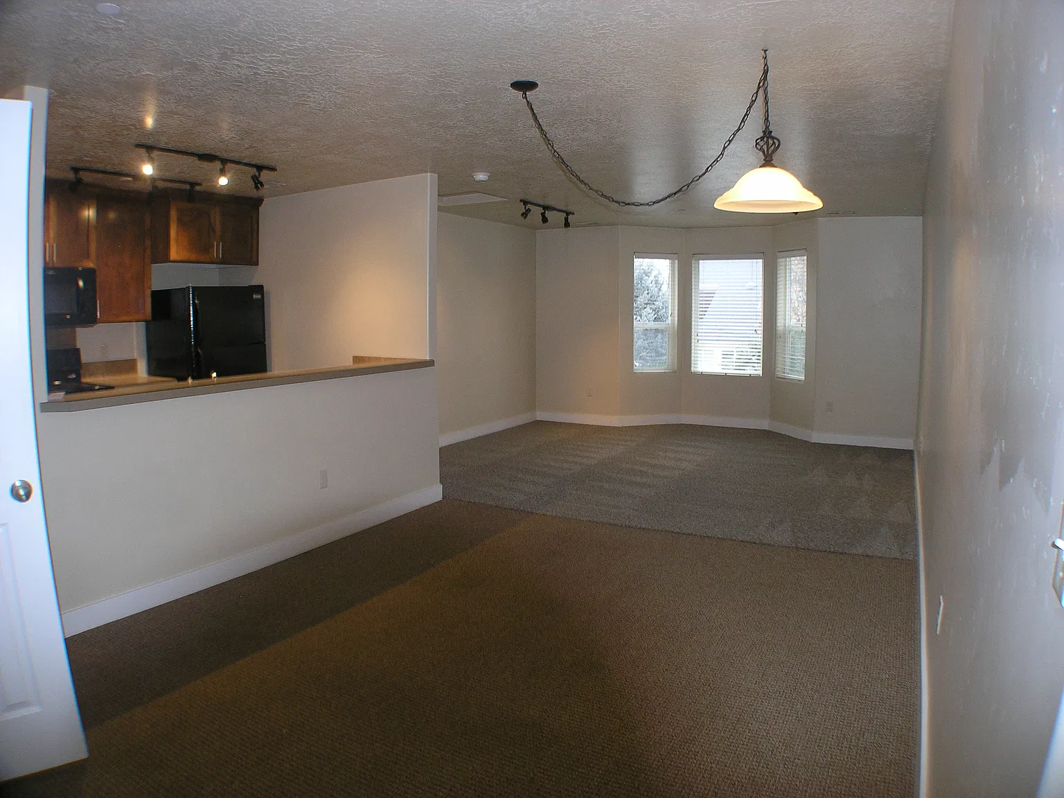 2 bed, 1050 sqft, $1,450 — Photo 2