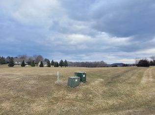 14 Cemetery Ridge Rd, Galena, IL 61036