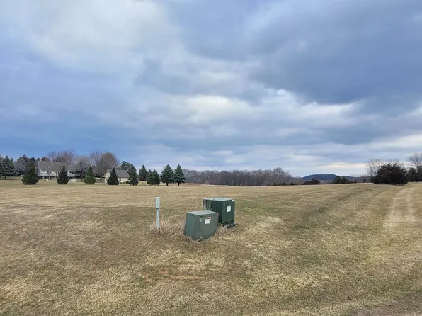 14 Cemetery Ridge Rd, Galena, IL 61036