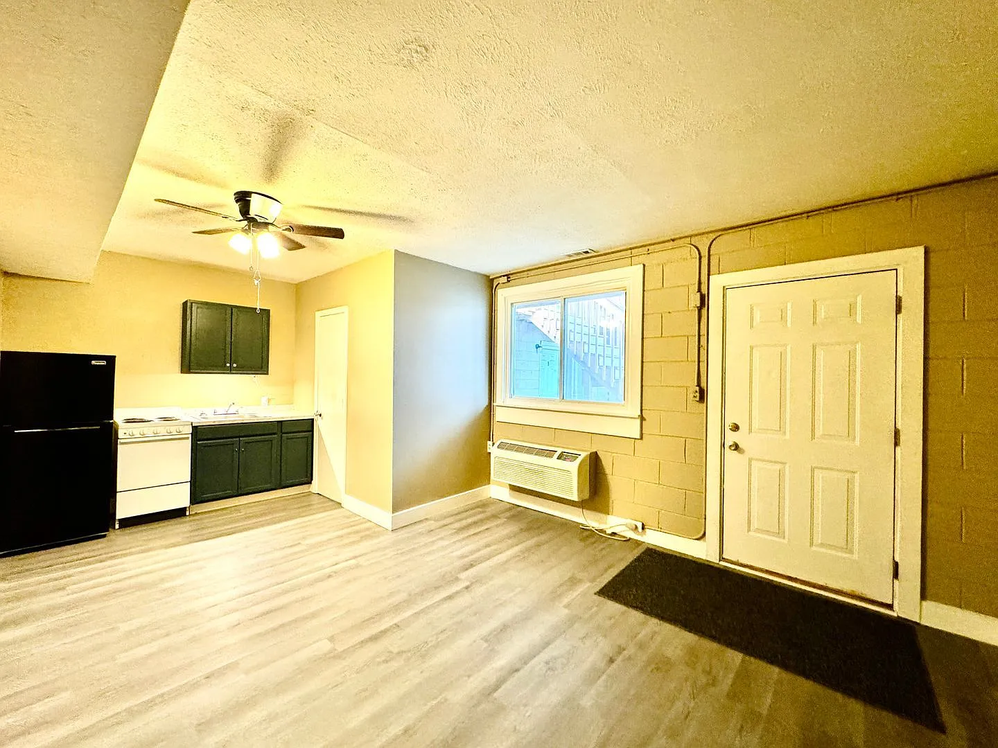 Studio Apt Available Now! — Photo 3