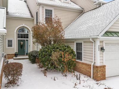 302 Thackeray Close, Moosic, PA, 18507