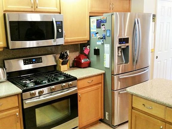 3rd image of 1328 Highwood Pl