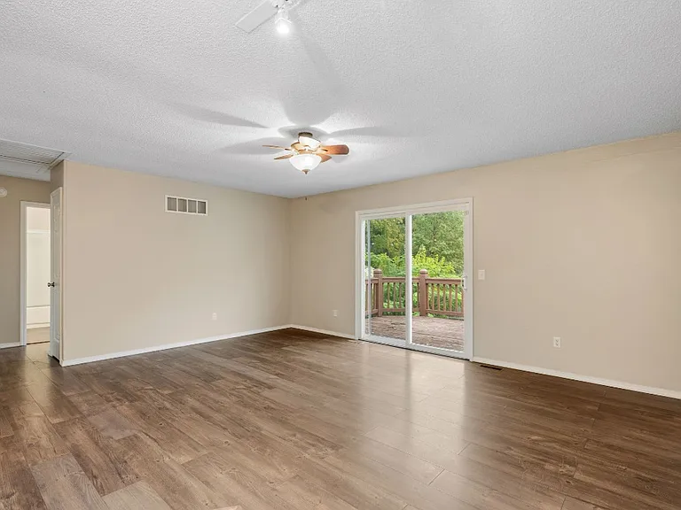 2420 Breezy Point Ln — Photo 8