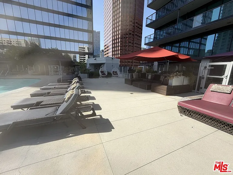 901 S Flower St #613 — Photo 35