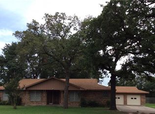 136 Highland Dr, Giddings, TX 78942