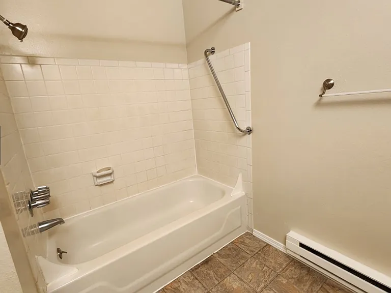 Alpha Park Apartments — Photo 18
