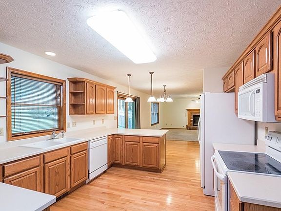 3rd image of 271 Echo Valley Dr