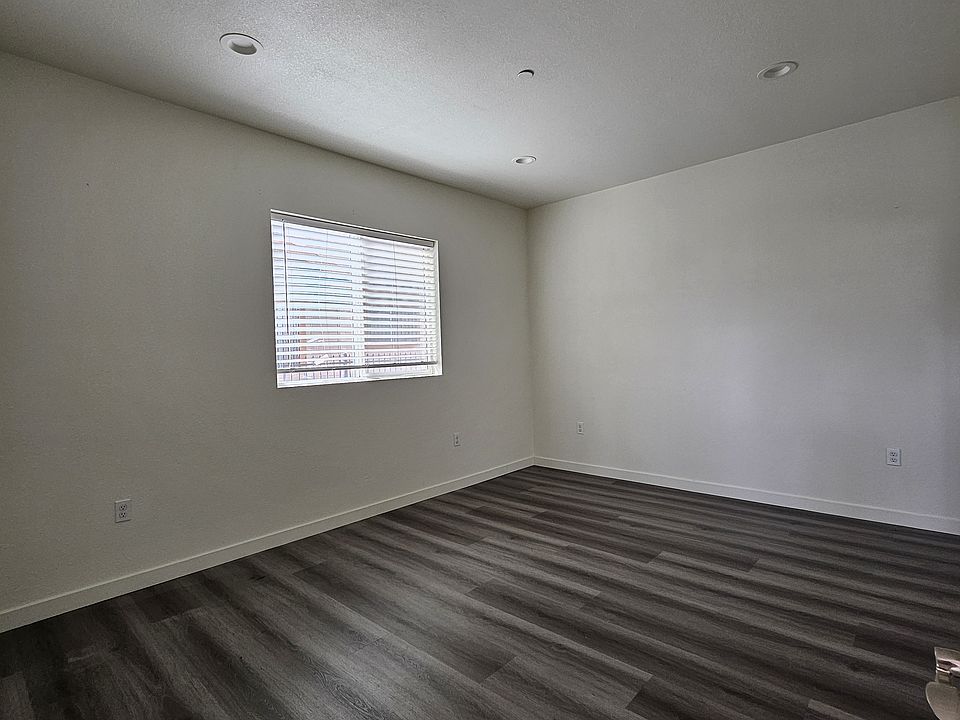 1st image of 615 W 41st Pl #10