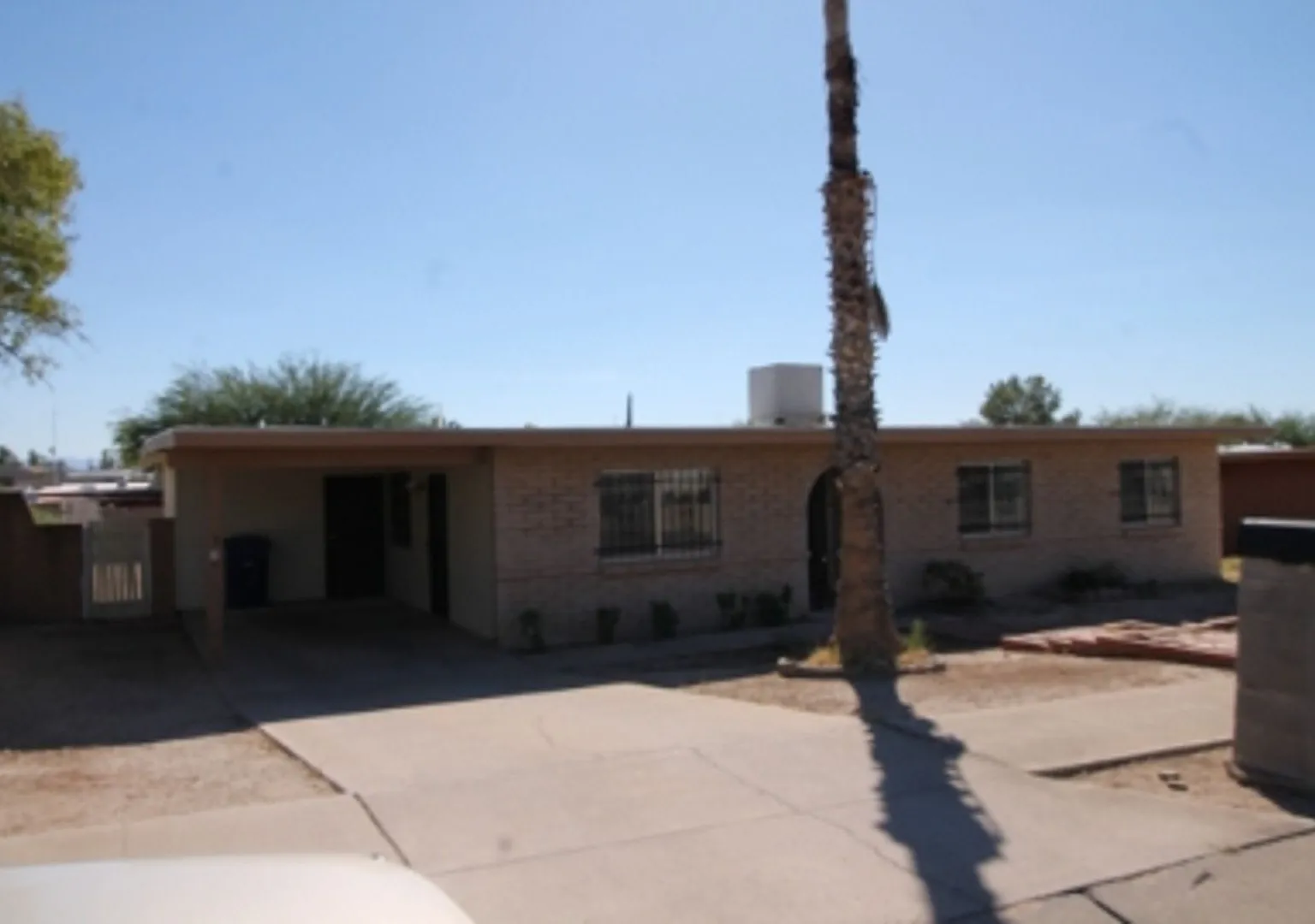 Spacious 4bd/2ba Featuring Central A/C and Large Private Yard — Photo 4