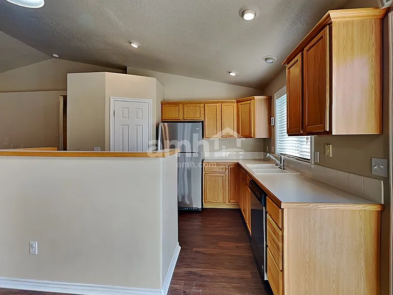 724 Coopers Ct — Photo 3