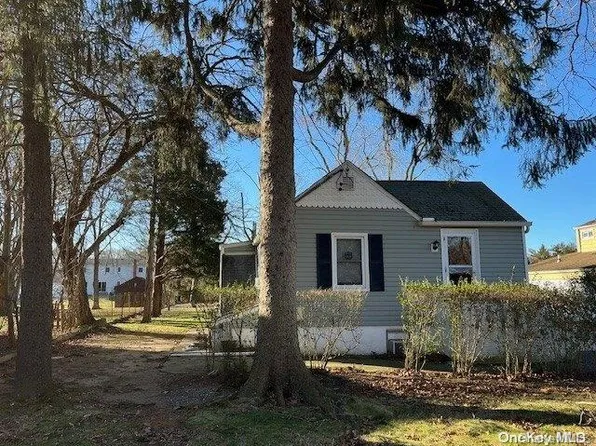 20 Altamore Street, Melville, NY 11747