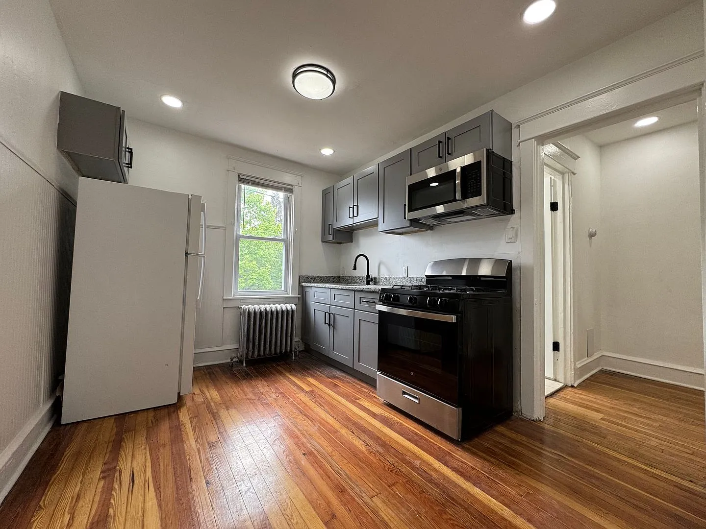 Charming 2-Bedroom Apartment in Lansdowne! Available NOW! — Photo 3
