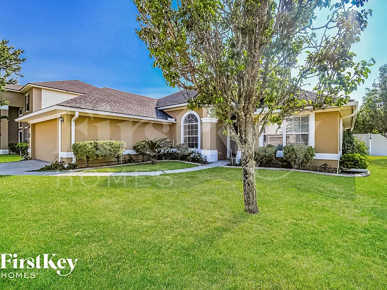 2402 Bentshire Dr — Photo 1