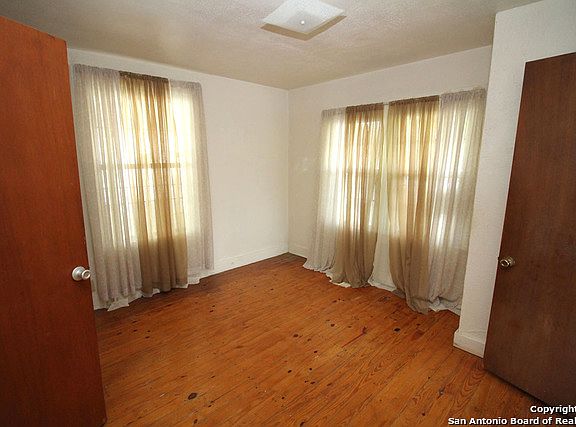 3rd image of 1530 W Laurel