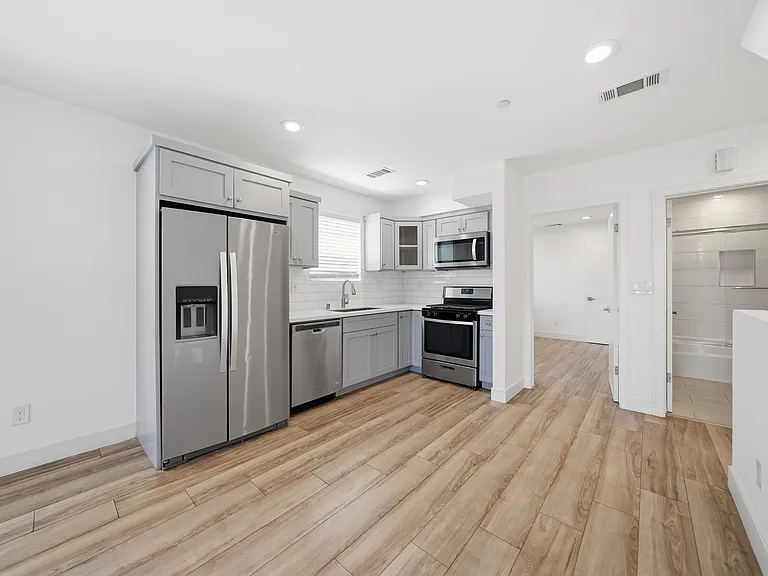 1235 1/2 W 39th Pl — Photo 22