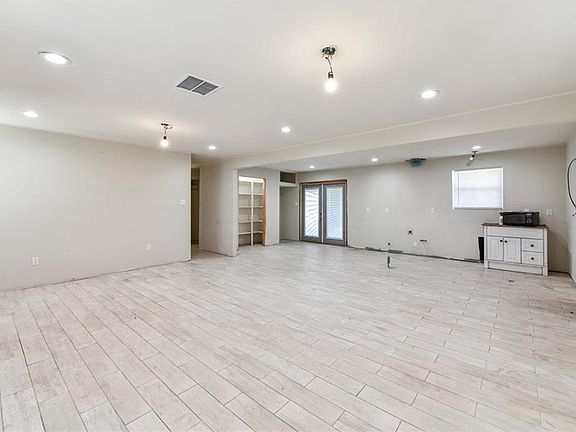 4th image of 2200 Rosetta Dr