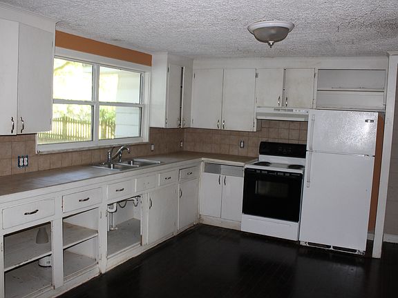 4th image of 15031 Byron St