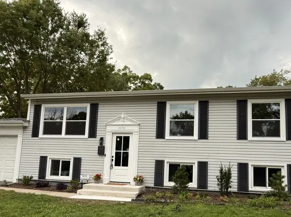 36581 N Grandwood Dr, Gurnee, IL 60031