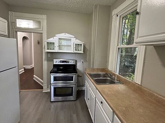 5th image of 3002 Montrose Ave
