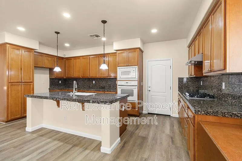 5 bed, 3.0 bath, 2943 sqft, $3,395 — Photo 2