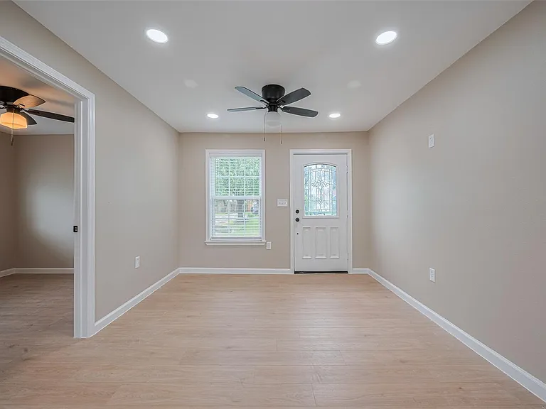 2516 Craigmont St — Photo 3