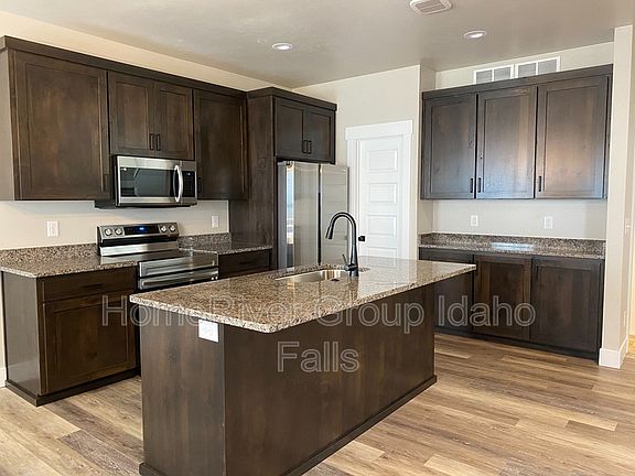 4th image of 1386 Pine Crest Dr