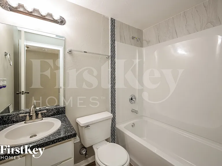308 SW 13th St — Photo 13