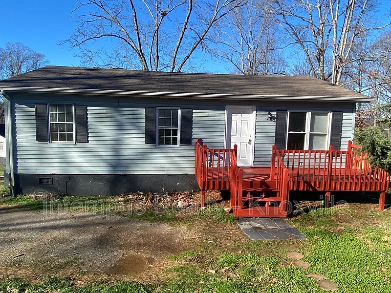 3 bed, 1.0 bath, 912 sqft, $1,700 — Photo 1
