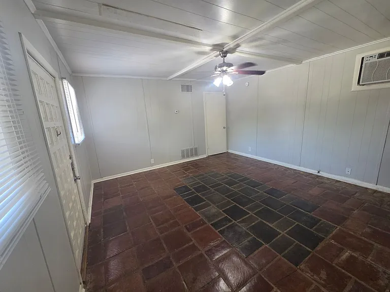 1717 N Locust St — Photo 9