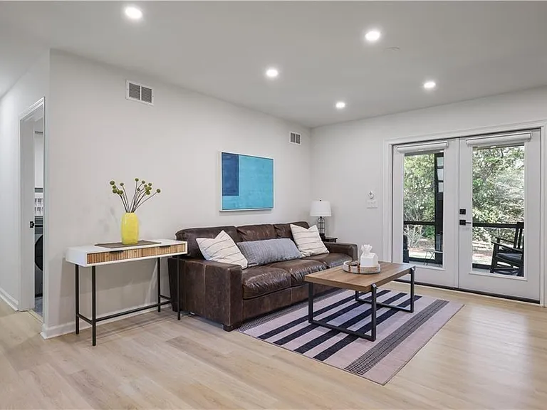 677 Hillandale Cir SW — Photo 23