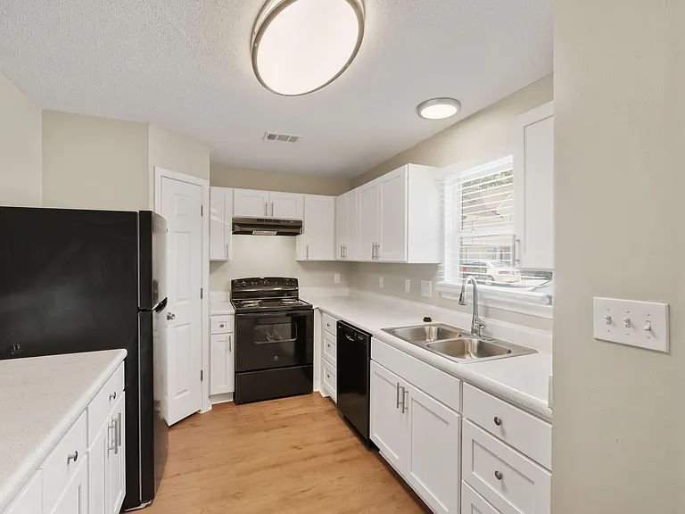 Latitude 30 Apartments — Photo 10