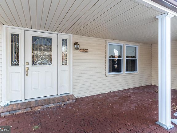 3rd image of 709 Autumn Dr